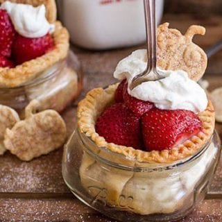 What An Amazing Way To Serve Strawberry Pie- In A Jar