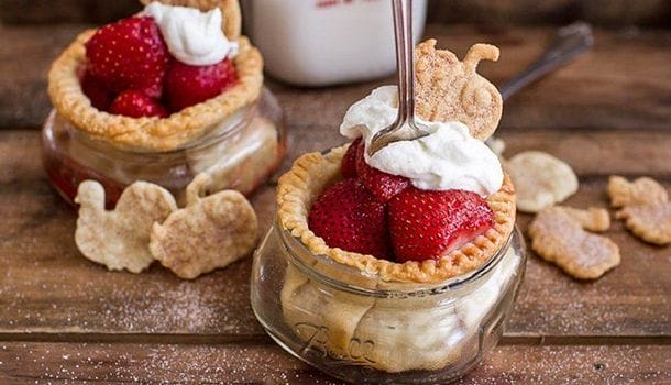 What An Amazing Way To Serve Strawberry Pie- In A Jar