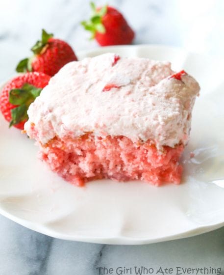 What A Great Strawberry Cake Recipe In This Strawberries And Cream Sheet Cake