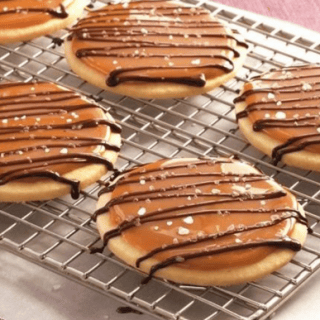 Make And Share These Cute Salted Caramel Shortbread Cookies