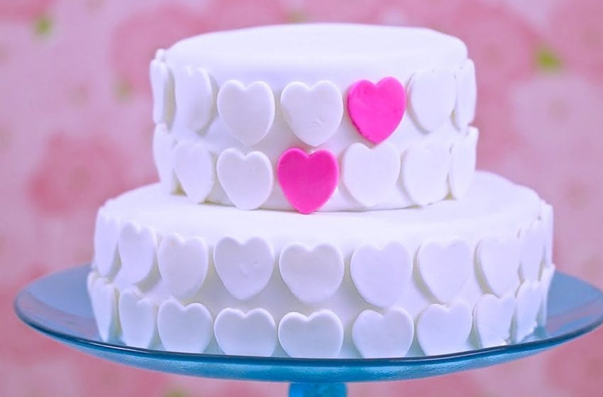 A Great Video On How To Make Marshmallow Fondant & Decorate a Cake.. Great For A Party
