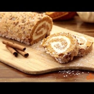 How to Make a Pumpkin Roll Cake Great For Thanksgiving