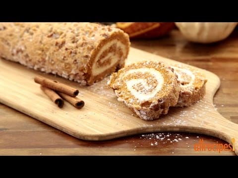 How to Make a Pumpkin Roll Cake Great For Thanksgiving