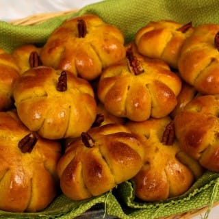 How To Make This Amazing Pumpkin Roll Recipe