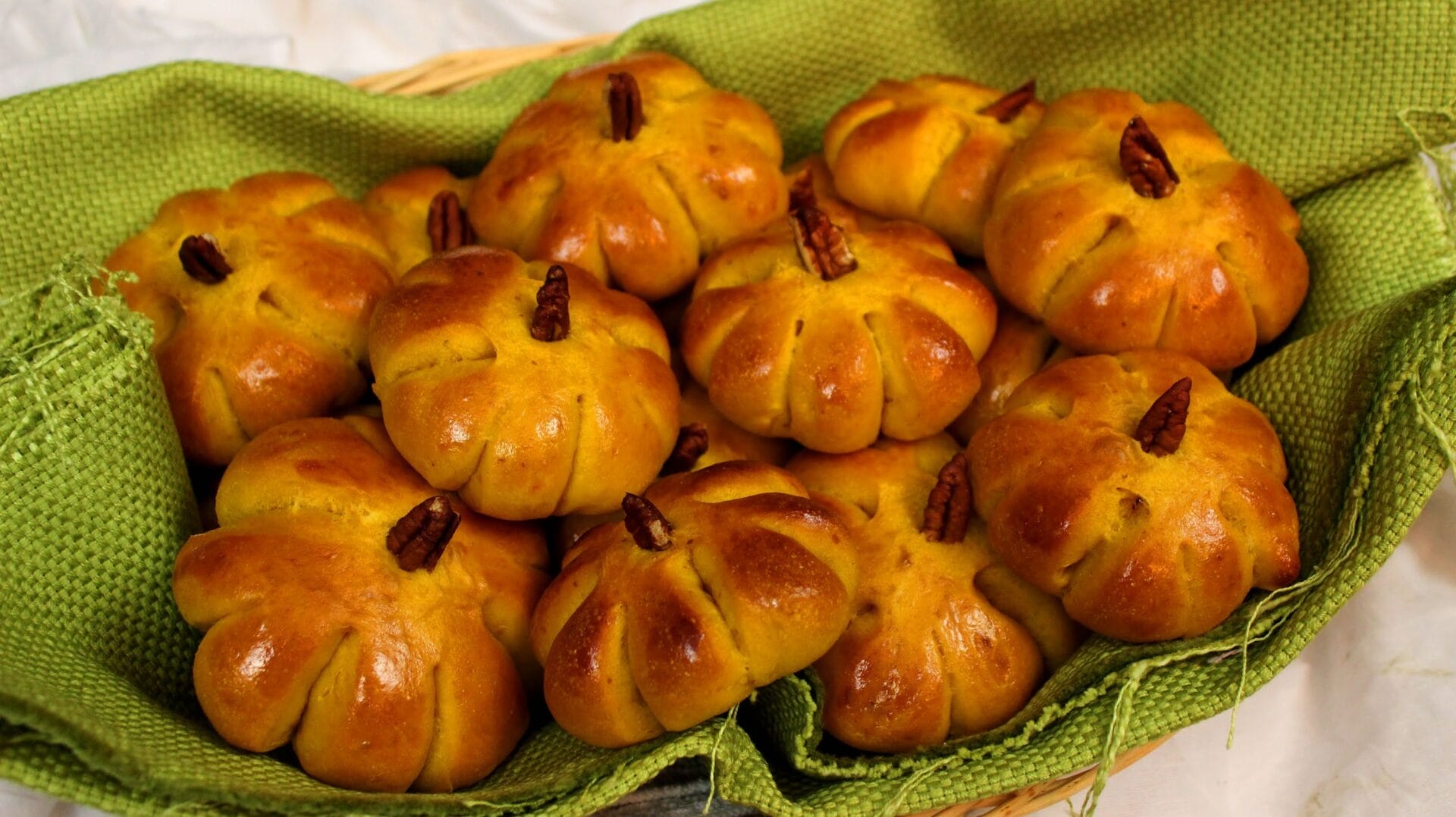 how-to-make-this-amazing-pumpkin-roll-recipe