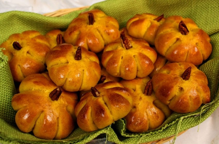 How To Make This Amazing Pumpkin Roll Recipe