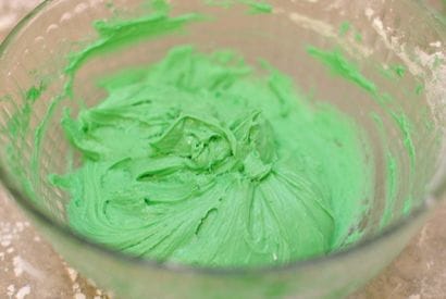 Thumbnail for Fluffy Green Buttercream Frosting For St.Patrick’s Day