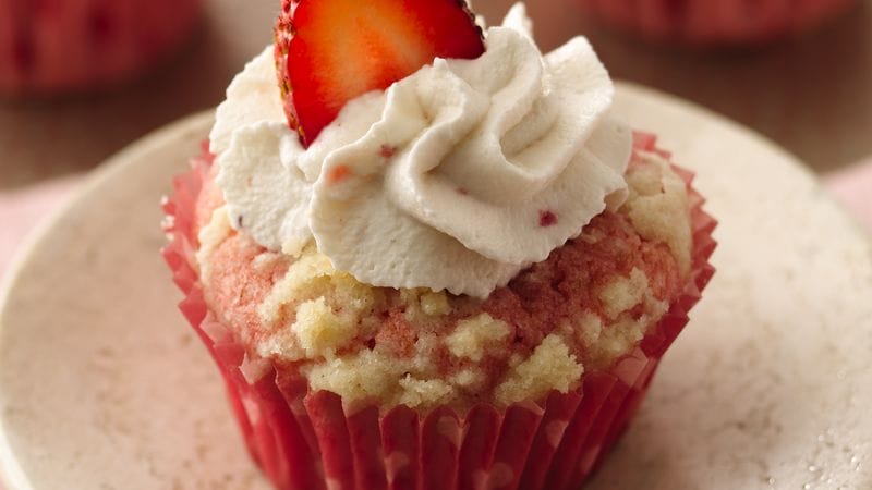 Streusel-Topped Strawberry-Rhubarb Cupcakes