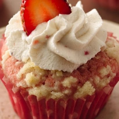 Streusel-Topped Strawberry-Rhubarb Cupcakes
