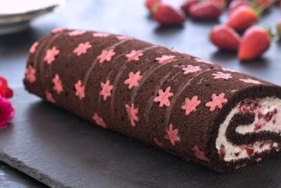 Thumbnail for This Delicious Chocolate Strawberry Swiss Roll Is Soooo Good You Have To Try It