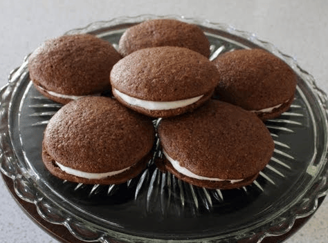 Try These Amazing Gingerbread Cookies Stuffed With Cream Cheese Filling